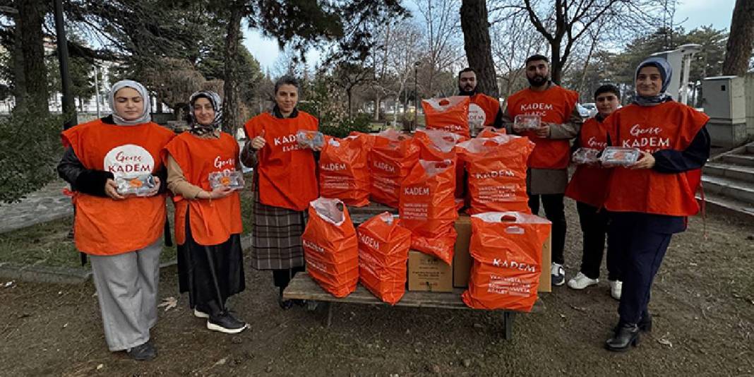 Anneler hazırlıyor, gençler taşıyor: İftarı yolda geçirenlere büyük jest 5